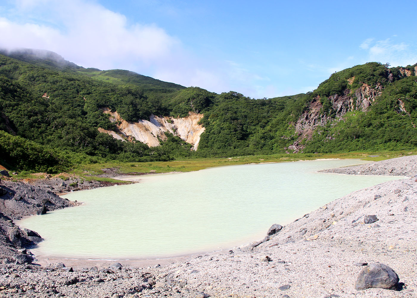 エメラルドグリーンが鮮やかな昭和湖