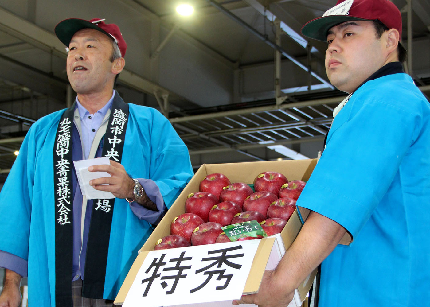 紅いわて過去最高値 県オリジナル 盛岡市中央卸売市場 初競りで1箱8万円 岩手 Iwanichi Online 岩手日日新聞社 紅いわて過去最高値 県オリジナル 盛岡市中央卸売市場 初競りで1箱8万円 岩手 Iwanichi Online 岩手日日新聞社
