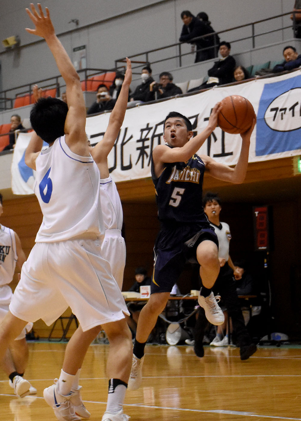 勝利目指し全力 岩手 宮城選抜バスケ 男女24チーム競う 一関 Iwanichi Online 岩手日日新聞社