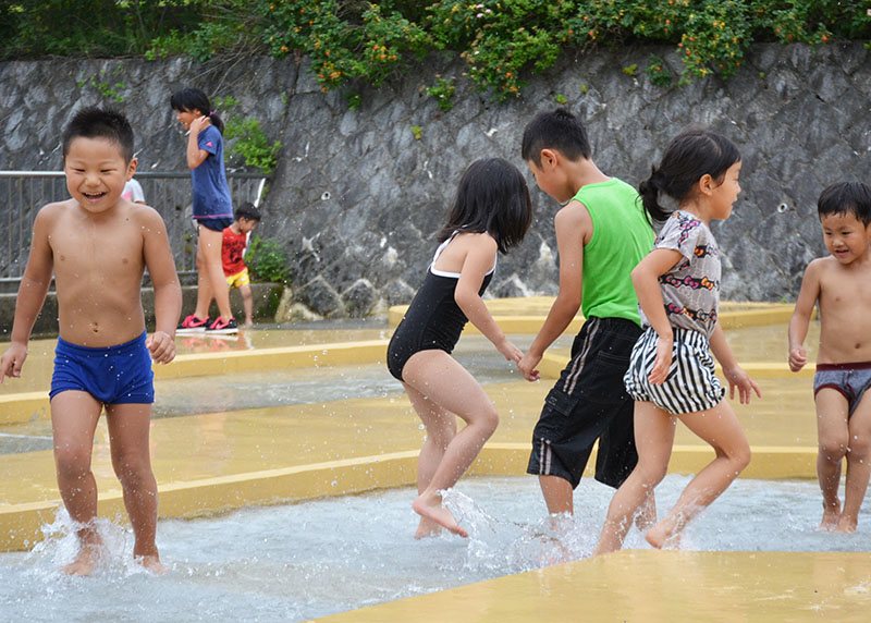 子供たち水遊びに歓声 花巻 広域公園で夏まつり Iwanichi Online 岩手日日新聞社 子供たち水遊びに歓声 花巻 広域公園で夏まつり Iwanichi Online 岩手日日新聞社