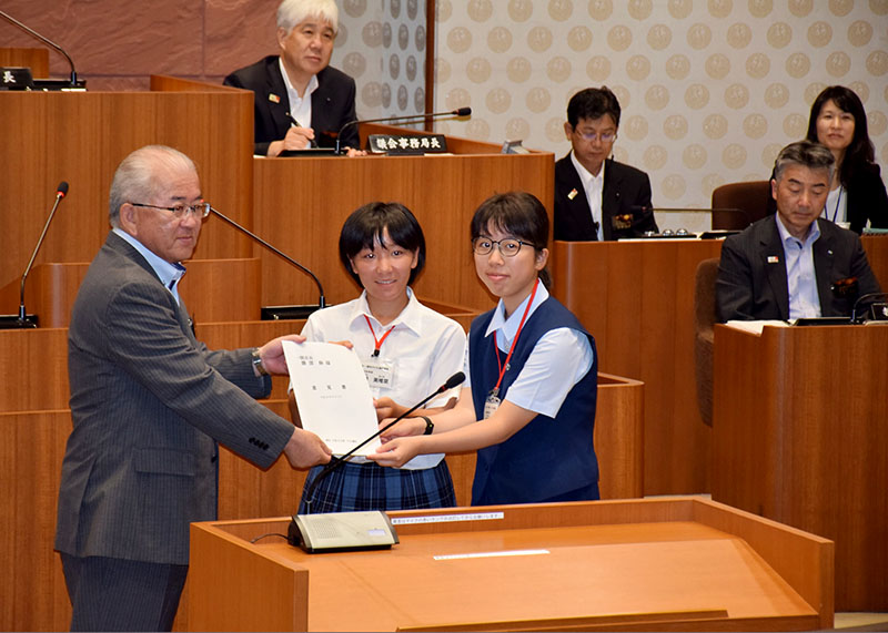 中学生が市政提言 子ども議会 勝部市長に意見書も 一関 Iwanichi Online 岩手日日新聞社