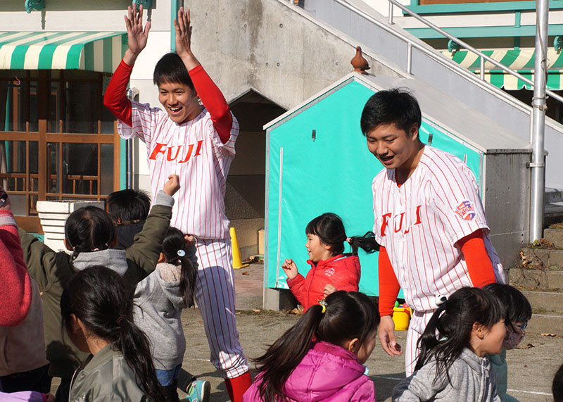 活躍する姿見せたい プロ入りの佐藤 鈴木選手 保育園児と野球で交流 花巻 Iwanichi Online 岩手日日新聞社