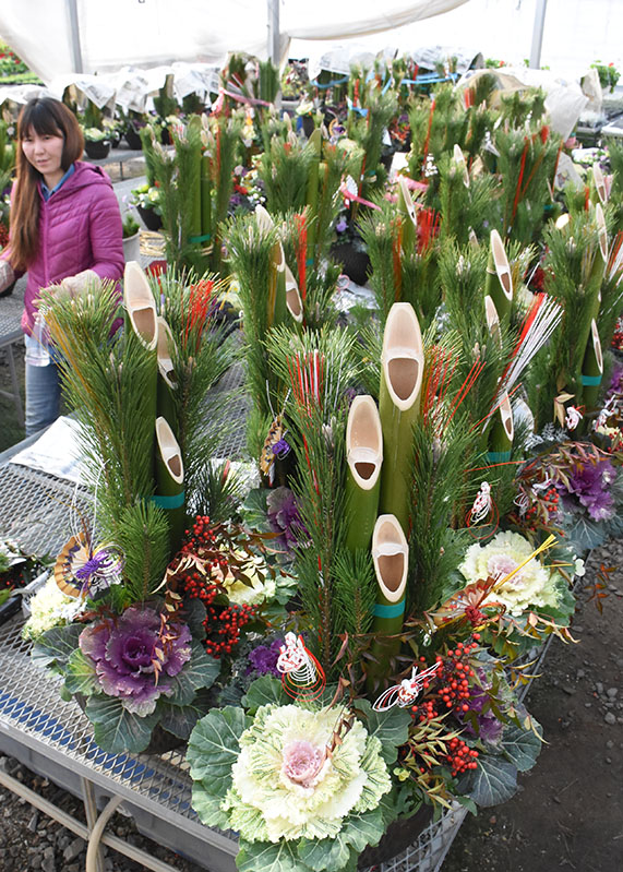 華やかな新年願い 花泉 寄せ植え門松製作盛ん 一関 Iwanichi Online 岩手日日新聞社