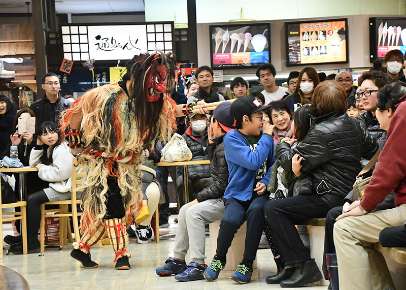 迫力のうなり声で登場 無形文化遺産 男鹿のナマハゲ パルで和太鼓演奏 北上 Iwanichi Online 岩手日日新聞社