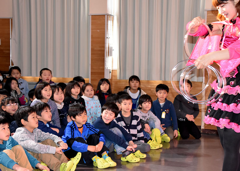 華麗な手品に目を丸く 瞳ナナさん 児童クラブでショー 一関 Iwanichi Online 岩手日日新聞社