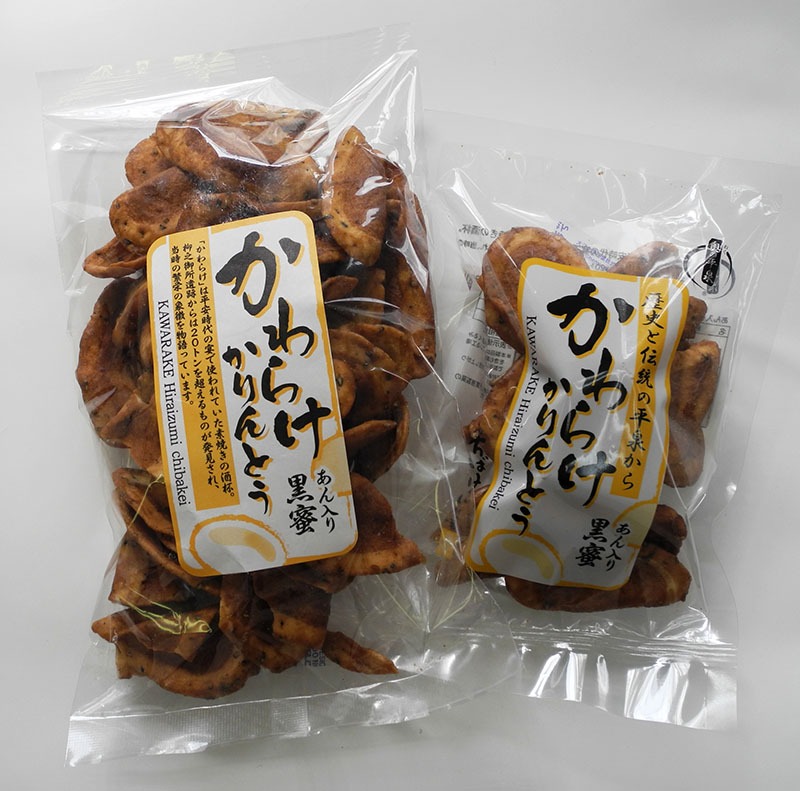 　菓子製造・販売を行う千葉恵製菓（本社平泉町、千葉正利代表取締役）は、町内の遺跡から多数出土するかわらけを商品名に冠した菓子「かわらけ　かりんとう」を５月から本格販売する。２０１８年５月の発売後、好評のため生産が追い付かずに一部販売を休止し生産態勢を整えていたもので、新たな平泉ブランド商品の登場に関係者も期待を寄せている。 　「かわらけ　かりんとう」は、平泉にちなんだ観光客にも喜ばれる商品を目指して同社が開発。かわらけを連想させる薄く伸ばしたかりんとうの生地に特製のあん入り黒蜜やごまを絡めた揚げ菓子で、食品添加物を使わず甘さを抑えた素朴な味わいが特徴。昨年の発売時には値段が安く「いくら食べても飽きない」と好評で、手作りでの生産が追い付かなくなり販売を一部休止していた。 　15日には同社の千葉代表取締役と佐藤均営業企画部長、菊地博幸営業部長の３人が町役場を訪れ、青木幸保町長に本格発売する商品を一足早く披露。千葉代表取締役は「見た目や味をシンプルにするほど作るのが難しかった。歴史と伝統の平泉を宣伝するのに役立てればと開発した」と説明。試食した青木町長は「また食べたくなるクセになる味。平泉を広く発信できるものに地元企業が取り組んでいただきありがたい」と感謝した。 　「かわらけ　かりんとう」は大袋（２００グラム）が３００円、小袋（80グラム）は１２０円（ともに税別）。