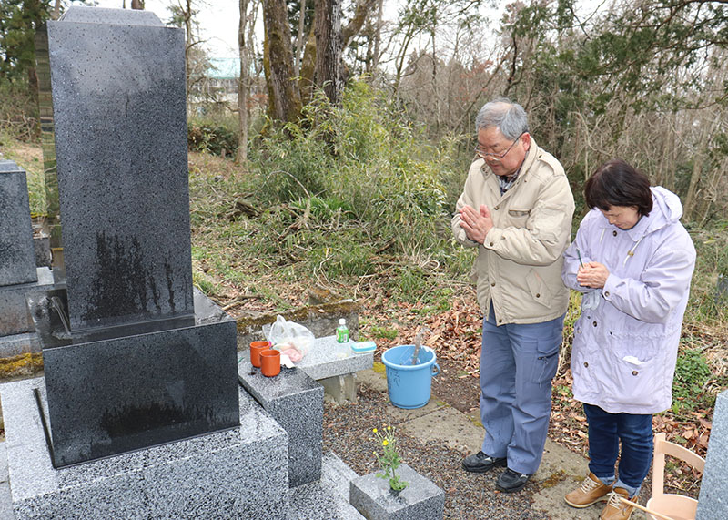 墓前 に 手 を 合わせる