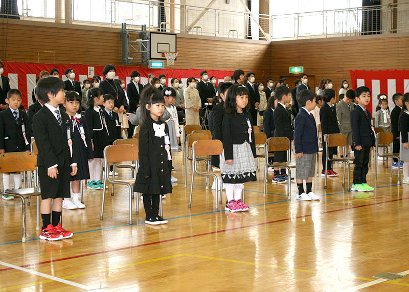 ピカピカの１年生 小学校入学式 感染防止策万全に 花巻 Iwanichi Online 岩手日日新聞社