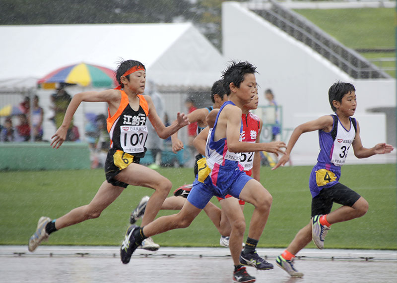 悪天候でも全力で 県小学生陸上競技交流大会 北上 Iwanichi Online 岩手日日新聞社