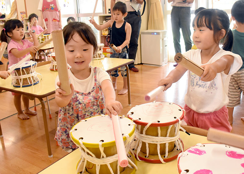 段ボール太鼓 元気にドンドン 幸町保育園児が創作体験 一関 Iwanichi Online 岩手日日新聞社