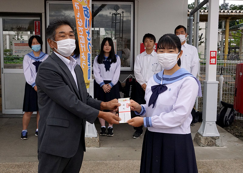 あいさつ運動 協力に感謝 花北青雲高へ図書カード 花巻 Iwanichi Online 岩手日日新聞社