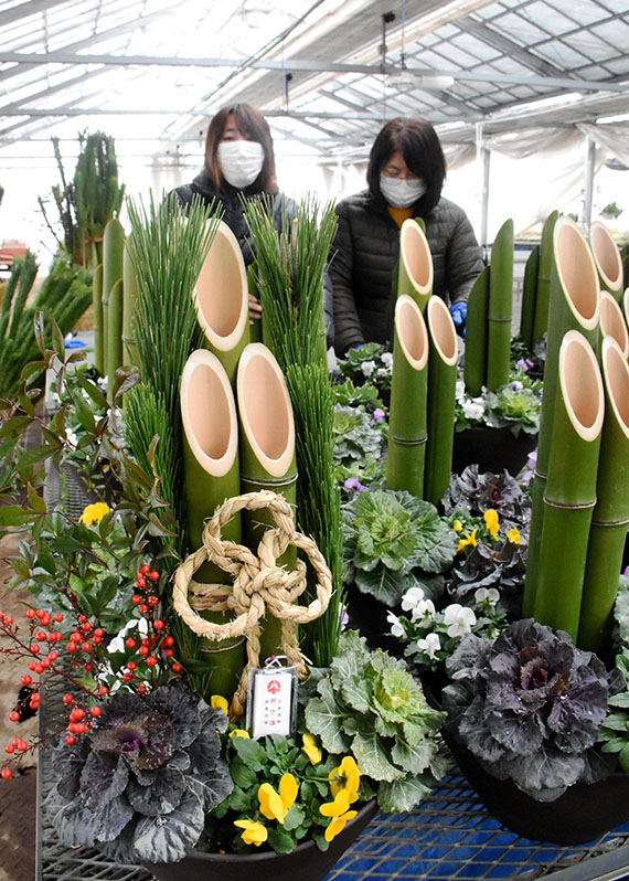 歳末点描 穏やかな新年願い 花と泉の公園 門松作り始まる 一関 Iwanichi Online 岩手日日新聞社