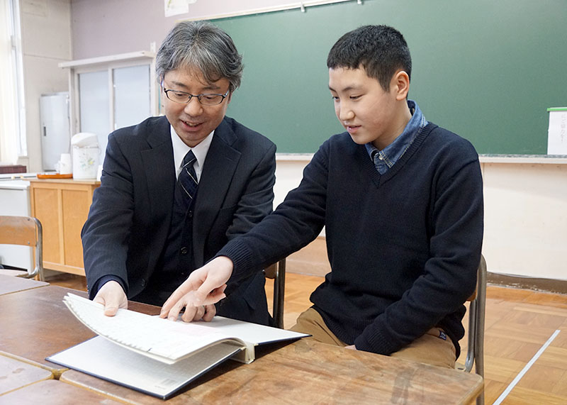 卒業第１号と最後飾る 今年度閉校 内川目小 佐々木さん親子 花巻 Iwanichi Online 岩手日日新聞社