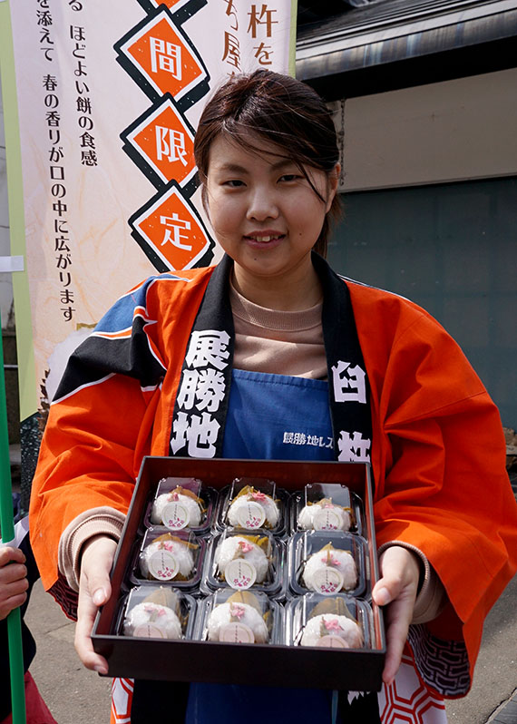 春の香り味わい深く 桜餅を限定販売 葉 花びら塩漬け添え 展勝地 北上 Iwanichi Online 岩手日日新聞社