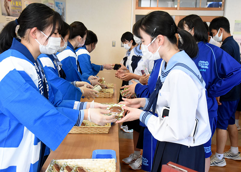 雑穀活用 どら焼きどうぞ 月１回校内販売 花北青雲高 市外イベントでｐｒへ 花巻 Iwanichi Online 岩手日日新聞社