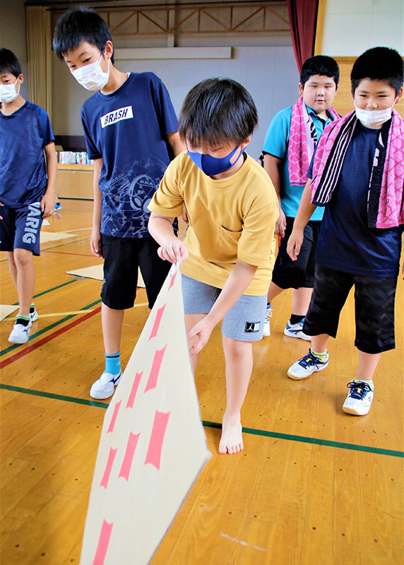 巨大トランプで神経衰弱 児童がゲーム満喫 千厩 奥玉学びの土曜塾 一関 Iwanichi Online 岩手日日新聞社