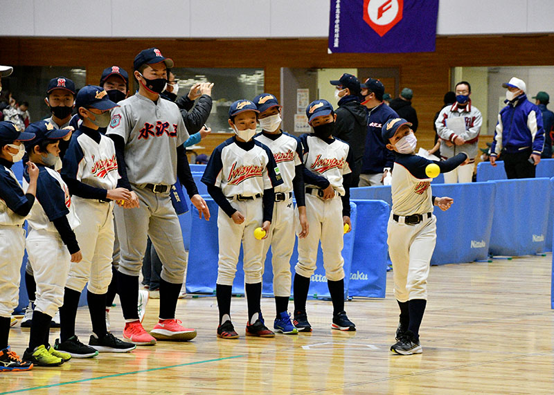 野球の楽しさ体感 児童と高校部員交流 プレイボールフェスタ【奥州】｜Iwanichi Online 岩手日日新聞社