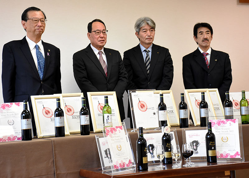「1つ星」5年連続獲得 国際コン受賞、市に報告 エーデルワイン【花巻】