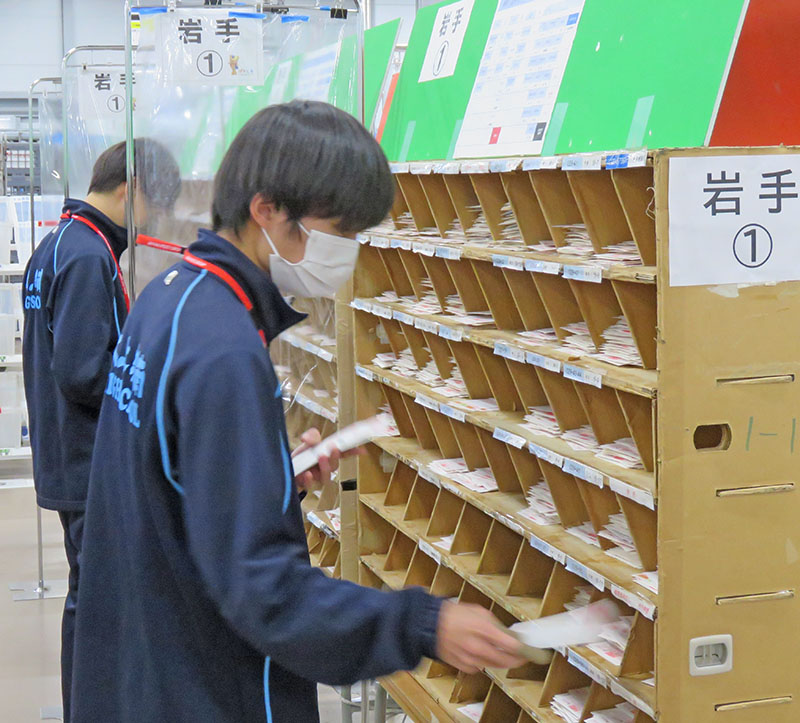 歳末点描2022 年賀状区分け大忙し 岩手郵便局【北上】｜Iwanichi