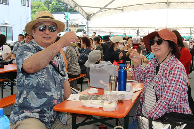 日本ワインを手に乾杯するフェスティバルの来場者