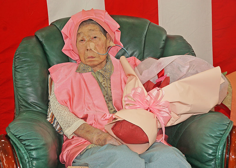 百寿を祝う！鈴木とよ子さん、花泉町で盛大に誕生日を祝う - 健康長寿の秘訣は？
