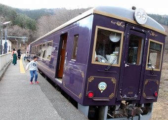 三陸鉄道南リアス線の紫紺色のレトロ列車。カーブの途中に位置する恋し浜駅では車体が傾いたまま停車します「洋風こたつ列車」